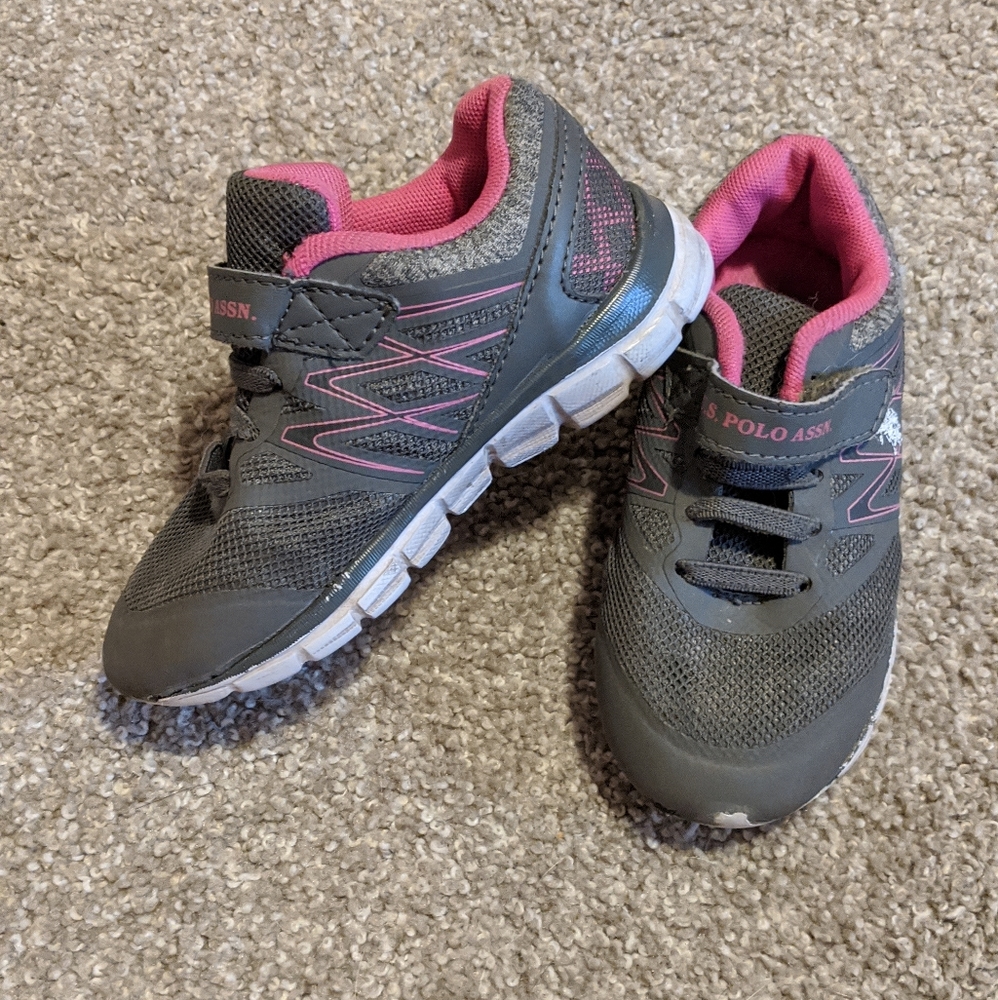 Girls tennis shoes 9.5